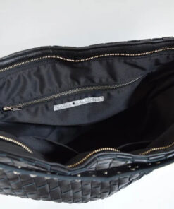 beth-dutton-purse-season-3